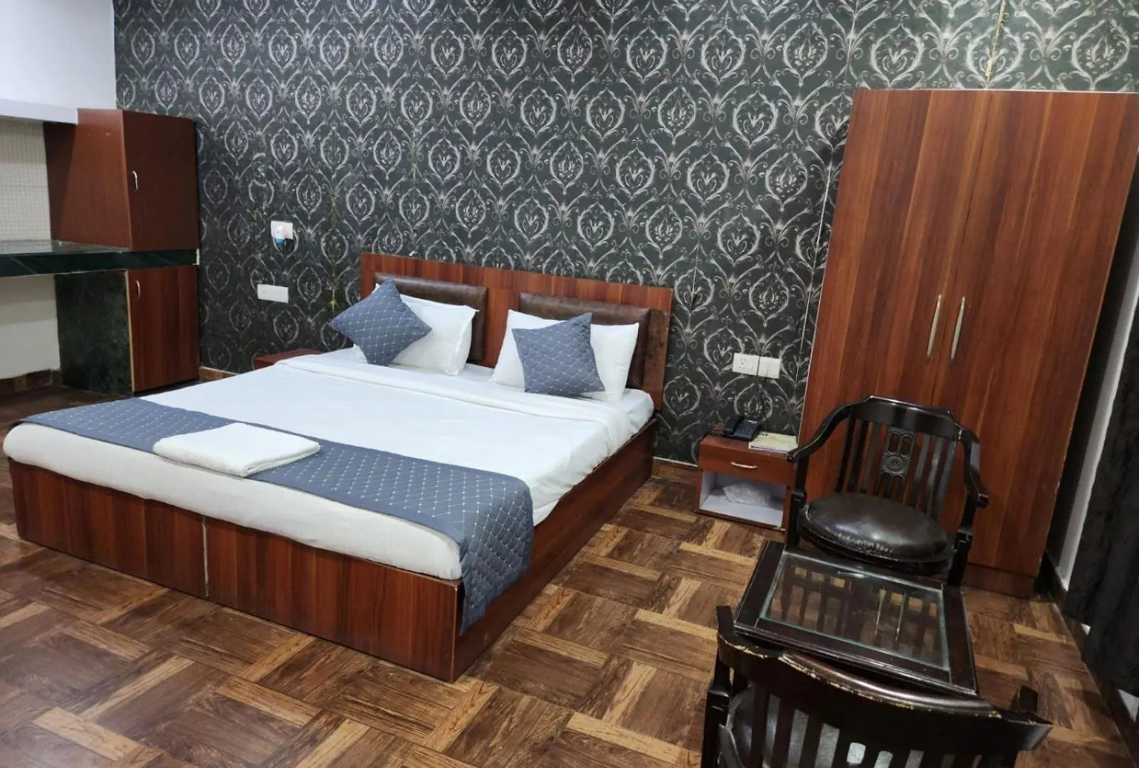 ****  Hotel King Plaza New Delhi India